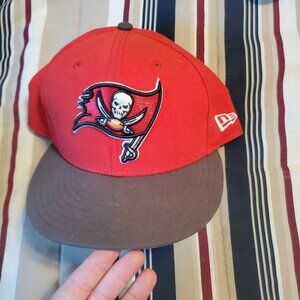 Tampa Bay Bucaneers Mens size 7 1/2 fitted hat good condition